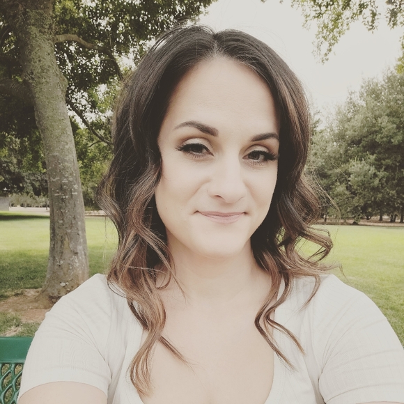 Meet your Posher, Deanna - Picture 2 of 2